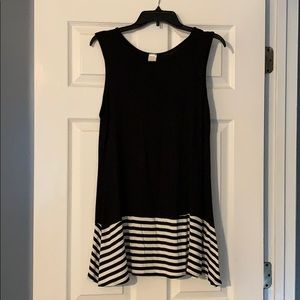 Black/white sleeveless tunic top